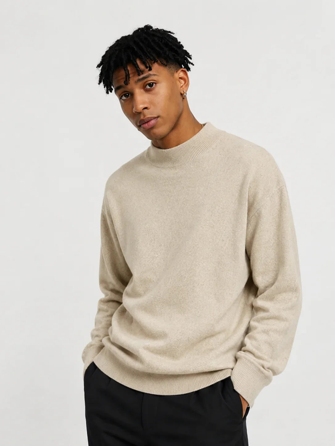 Suéter beige de cuello redondo para hombre, estilo moderno y elegante, ideal para moda masculina sofisticada