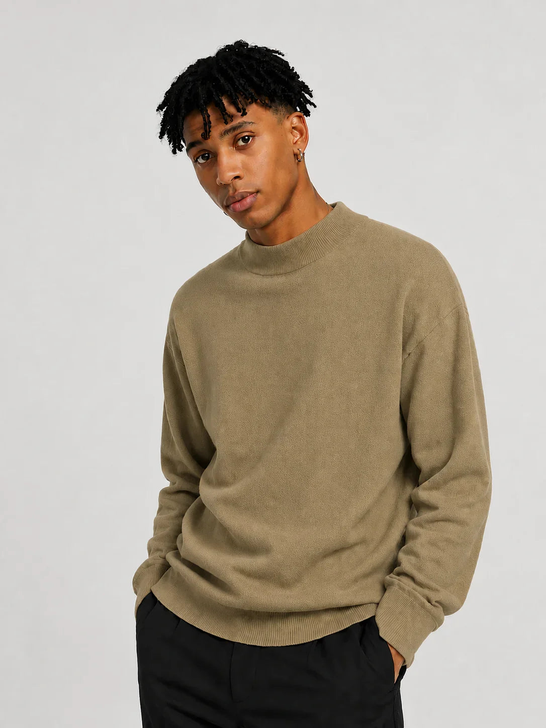 Sweater hombre cuello alto textura beige, moda elegante y moderna para hombre