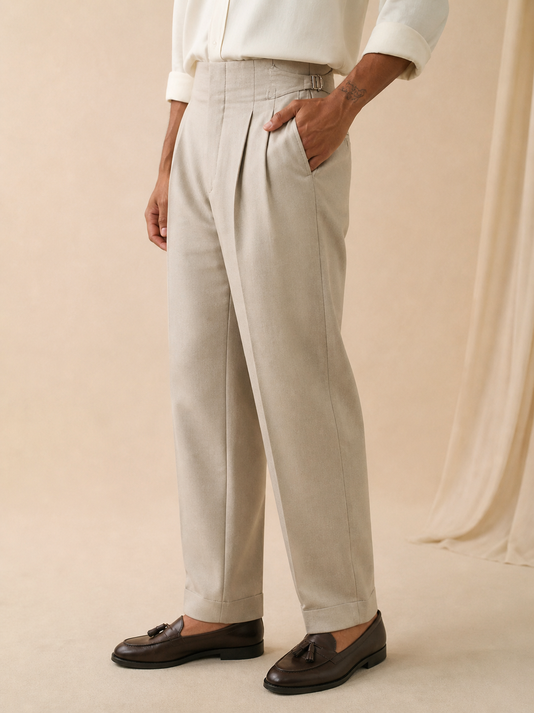 Pantalón de Sastrería de Tiro Alto con Ajustadores Laterales — Silueta Recta y Minimalista