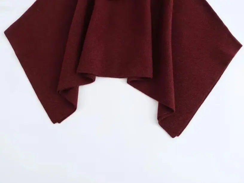 Capa Asimétrica de Punto | Cuello Alto y Diseño Contemporáneo