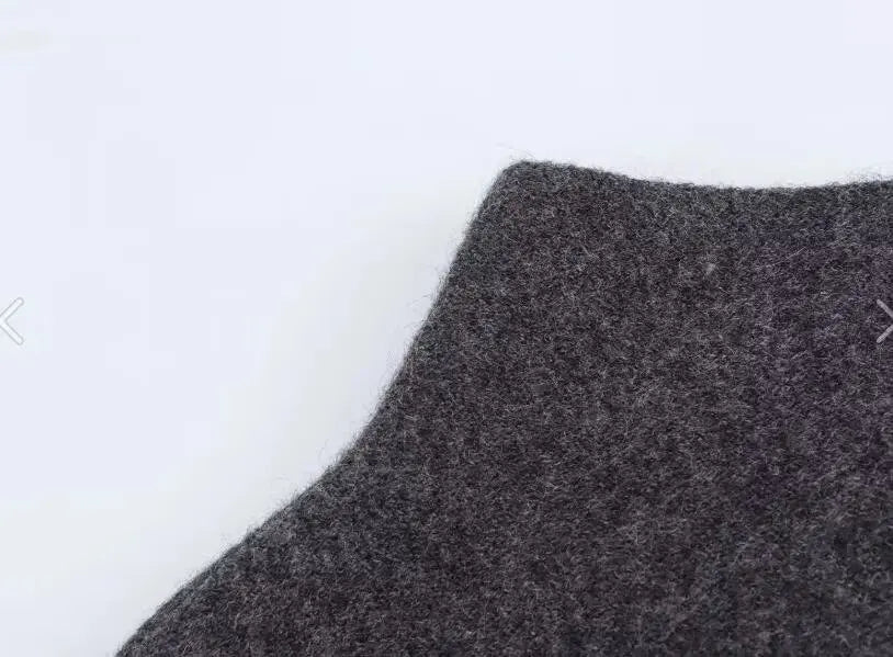 Capa Asimétrica de Punto | Cuello Alto y Diseño Contemporáneo