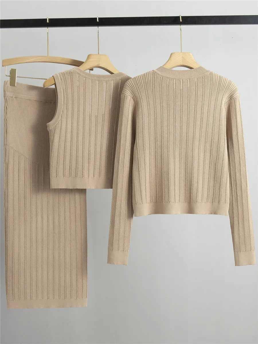 Conjunto Knit de Tres Piezas — Cárdigan Corto, Top y Falda Larga