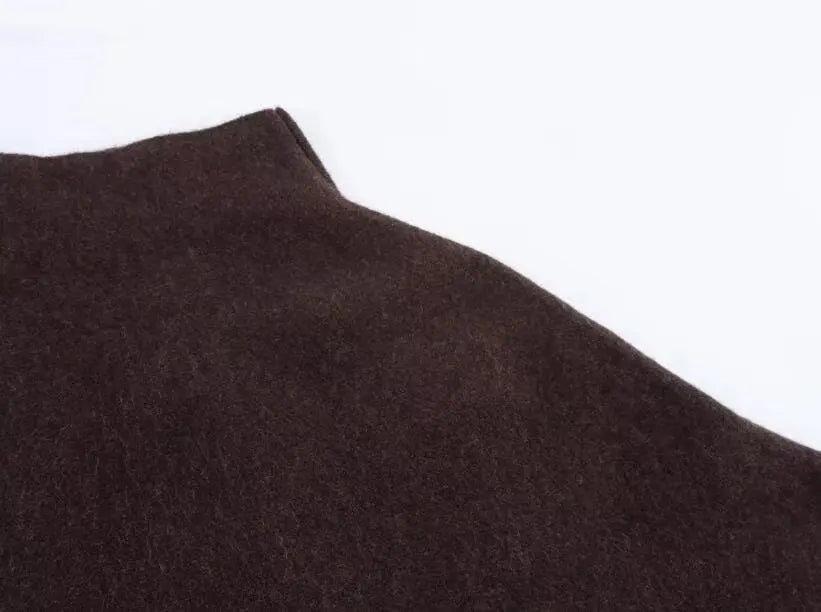 Capa Asimétrica de Punto | Cuello Alto y Diseño Contemporáneo