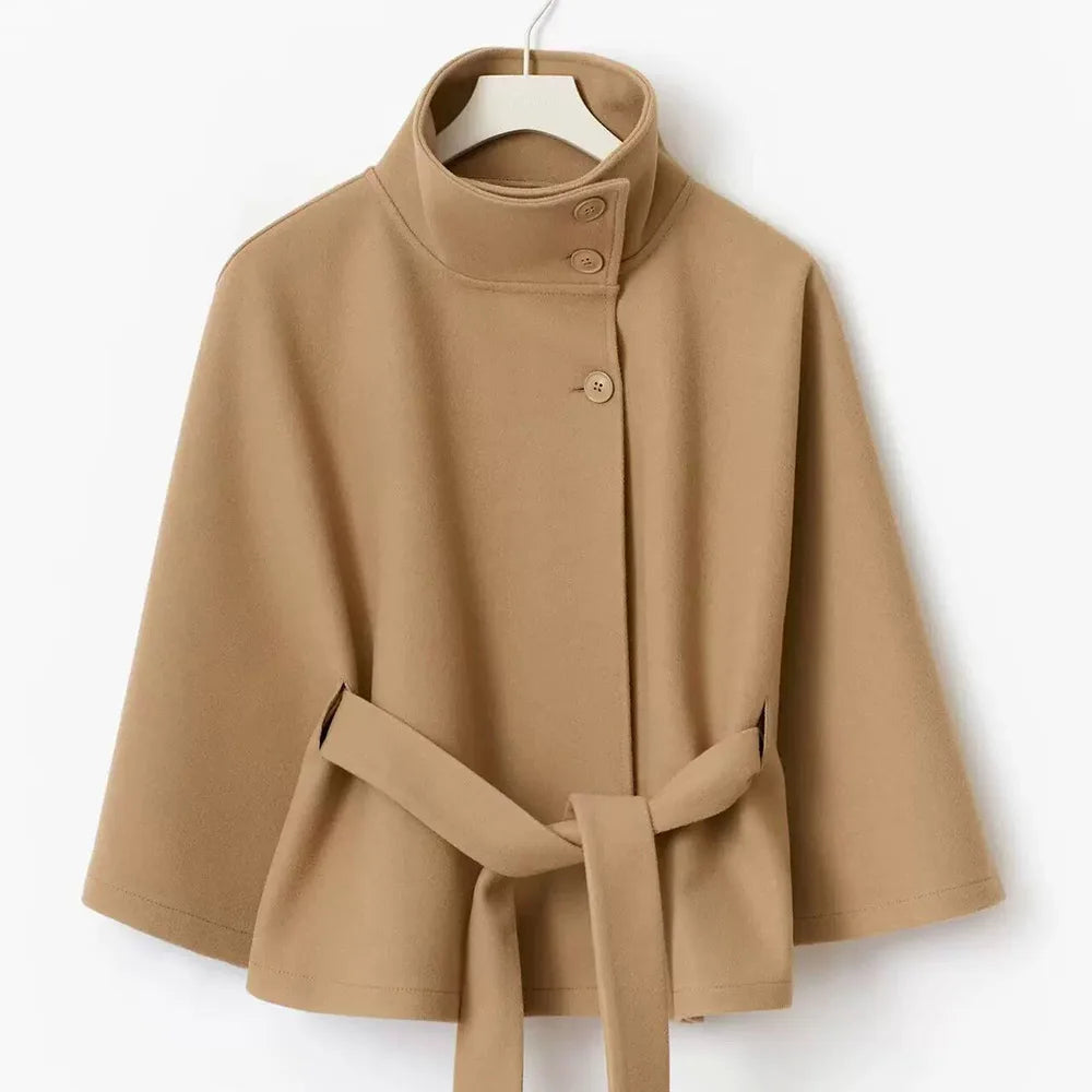 Poncho Asimétrico con Cinturón | Corte Estructurado y Elegancia Urbana