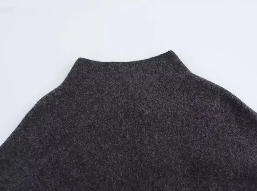 Capa Asimétrica de Punto | Cuello Alto y Diseño Contemporáneo