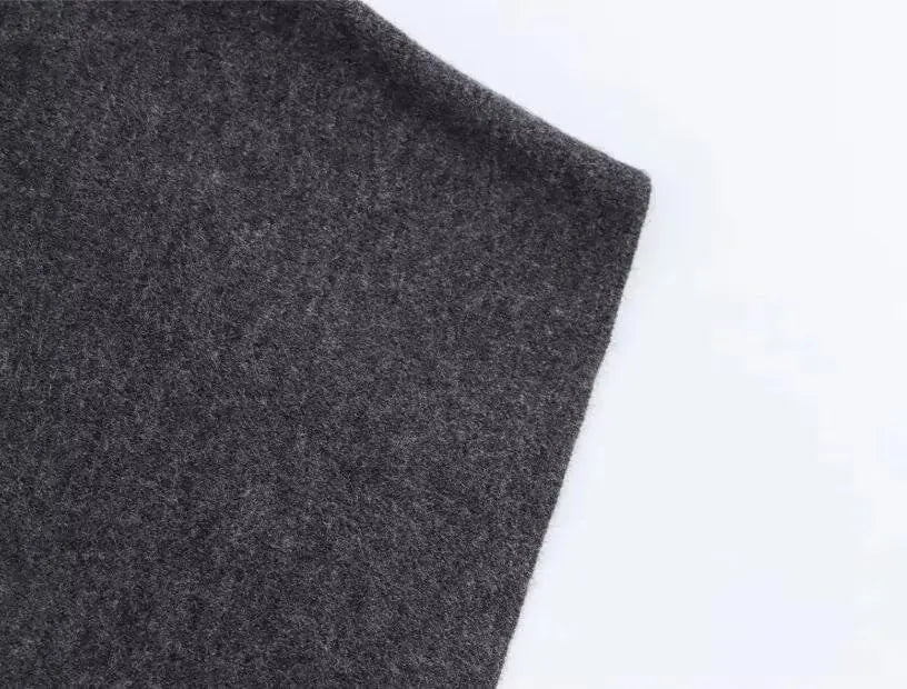 Capa Asimétrica de Punto | Cuello Alto y Diseño Contemporáneo