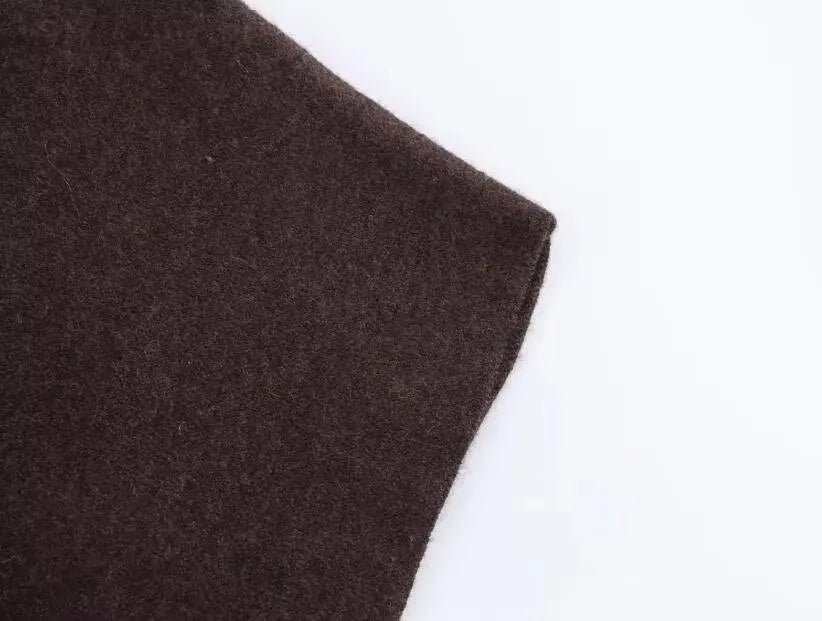 Capa Asimétrica de Punto | Cuello Alto y Diseño Contemporáneo