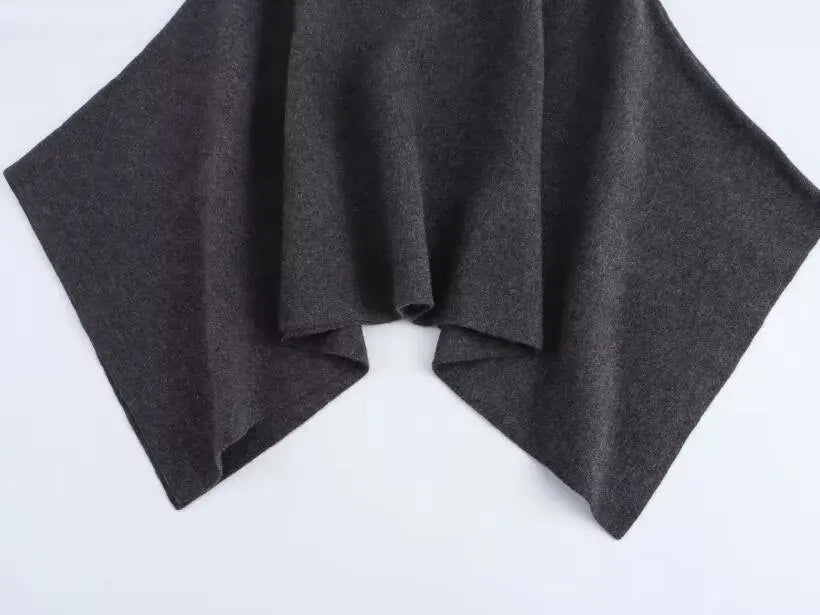 Capa Asimétrica de Punto | Cuello Alto y Diseño Contemporáneo