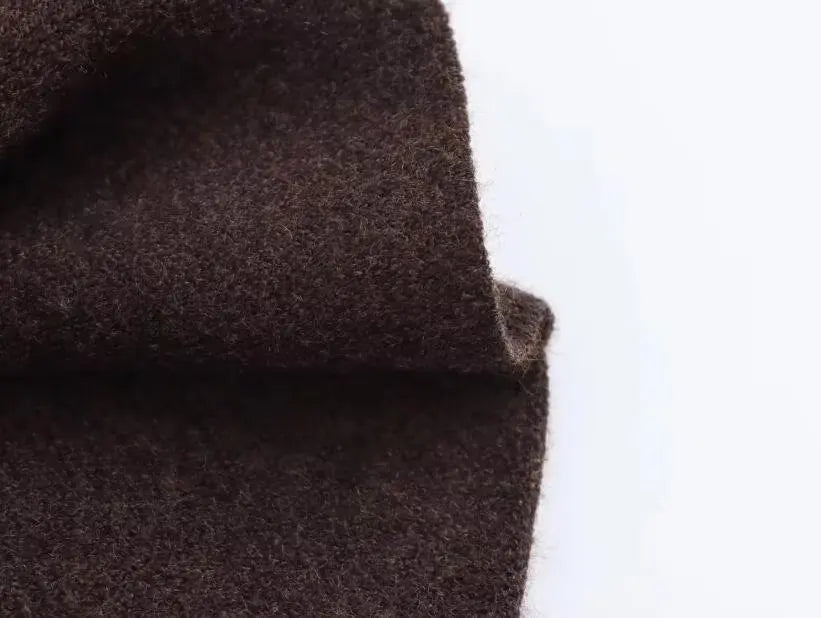 Capa Asimétrica de Punto | Cuello Alto y Diseño Contemporáneo